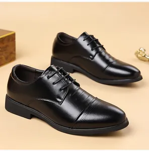 Elegante schwarze Herren-Business-Schuhe mit atmungsaktiven Brogue-Details und Absatz.