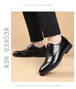 Detailansicht klassischer schwarzer Business-Schuhe aus Leder mit eleganter Schnürung