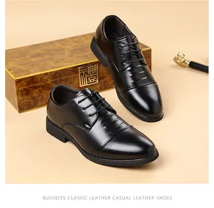 Polierte schwarze Business-Lederschuhe für Herren mit klassischer Schnürung und Zierzehen