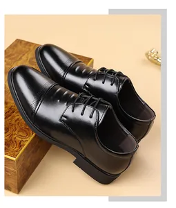 Nahaufnahme schwarzer Herren-Business-Schuhe mit eleganten, atmungsaktiven Perforationen