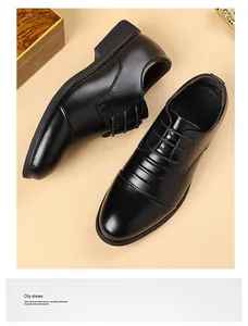 Draufsicht auf schwarze formelle Lederschuhe mit feinen atmungsaktiven Lochdetails