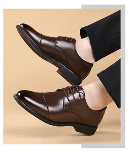 Detailansicht brauner Leder-Brogue-Business-Schuhe für Herren mit atmungsaktivem Design.