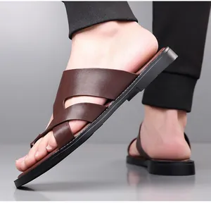 Detaillierte Nahaufnahme brauner Herren-Ledersandalen mit rutschfester Sohle für den Sommer