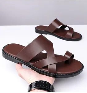 Detailansicht brauner Herren-Ledersandalen mit Kreuzriemen und bequemem Zehensteg.