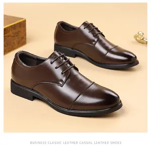 Nahaufnahme von klassischen braunen Business-Lederschuhen mit Ziernaht im Detail