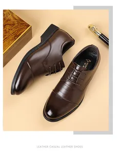 Detailaufnahme von braunen Herren-Leder-Oxfordschuhen mit atmungsaktivem Lochmuster