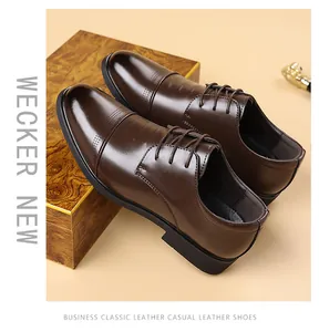Klassische braune Business-Herrenschuhe aus poliertem Leder mit elegantem Schnürdesign.