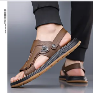 Nahaufnahme stilvoller brauner Herren-Strandsandalen für die Freizeit mit bequemen Lederriemen.