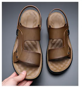 Detailansicht der braunen Herren-Strandsandalen mit strukturierten Riemen in Lederoptik