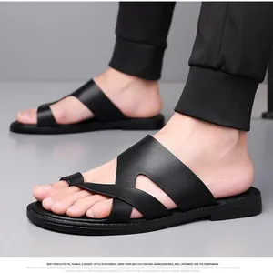 Lässige Herren-Strandsandalen in Schwarz mit Kreuzriemen und rutschfester Sohle