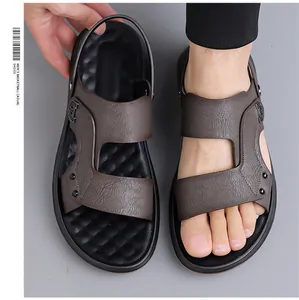 Detailansicht der braunen Herren-Freizeitsandalen für den Strand mit Riemen