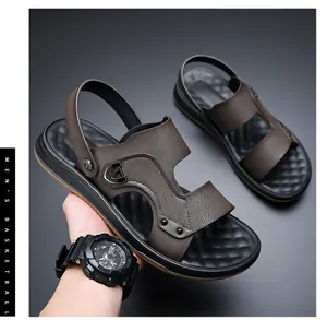 Detailaufnahme brauner Herren-Strandsandalen mit einer langlebigen Gummisohle