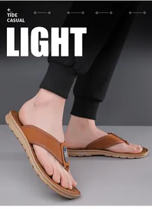 Detailansicht der braunen Herren-Freizeitschuhe mit weichen, rutschfesten Sohlen am Model