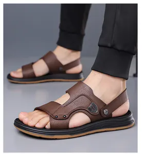 Detailansicht brauner Herren-Ledersandalen mit flexiblem Riemen und Sportsohle.