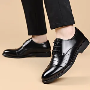 Scarpe classiche da uomo nere traspiranti con design traforato per look formale