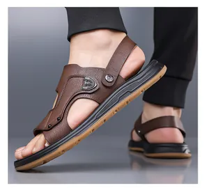Detail von braunen Herren-Ledersandalen mit strukturiertem Riemen und zweifarbiger Sohle