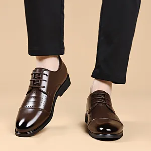 Scarpe eleganti da uomo in pelle marrone con fori traspiranti per abiti formali