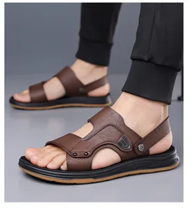Nahaufnahme braun texturierter Herren-Strandsandalen mit elegantem Metall-Logo