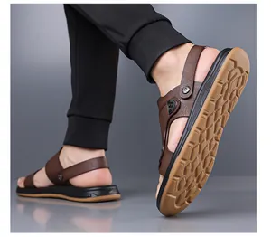Nahaufnahme der rutschfesten Sohle und des braunen Oberleders dieser Herren-Strandsandalen