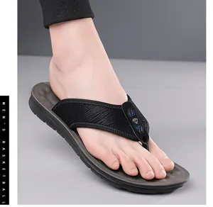 Detailansicht der rutschfesten Herren-Flip-Flops mit weicher Sohle für den Sommer
