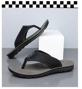 Detaillierte Ansicht rutschfester Strand-Flip-Flops für Herren mit weicher Sohle
