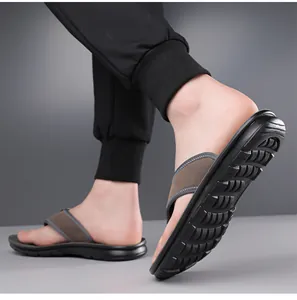 Detailansicht der rutschfesten Herren-Strand-Flip-Flops mit weicher Gummisohle