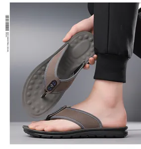 Detailaufnahme der braunen Herren-Flip-Flops mit einem weichen Massage-Fußbett