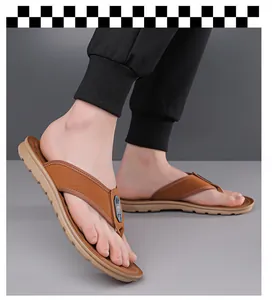 Nahaufnahme von braunen Herren-Flip-Flops aus Leder mit rutschfester weicher Sohle
