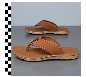 Seitenansicht brauner Herren-Outdoor-Flip-Flops mit rutschfesten, weichen Sohlen