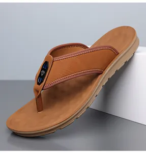 Nahaufnahme einer braunen Herren-Flip-Flop mit modischem Diamant-Logo am Riemen.