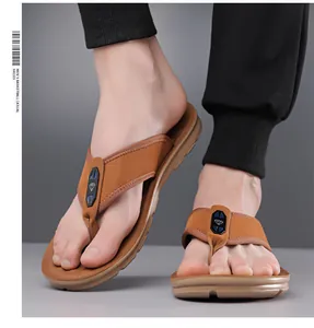 Detailansicht brauner Herren-Flip-Flops mit weichen, rutschfesten Sohlen für den Strand