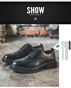 Primo piano di scarpe Brogue nere da uomo con dettagli wingtip in un contesto urbano.