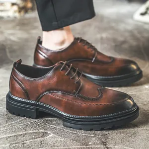 Eleganti scarpe brogue in pelle marrone da uomo con rialzo di 9 cm e dettagli a coda di rondine.