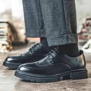 Scarpe Brogue nere da uomo con rialzo di 9 cm ideale per affari e occasioni formali
