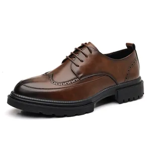 Scarpe stringate Brogue marroni da uomo con decorazioni a coda di rondine e suola spessa.