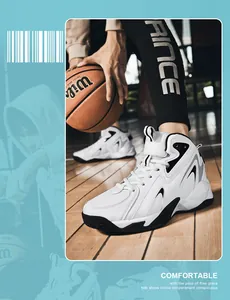 Detailaufnahme von weiß-schwarzen Basketballschuhen aus Leder auf einem Platz