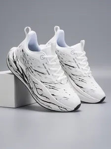 Gedetailleerde opname van witte ademende sneakers met zwarte grafische bliksempatronen