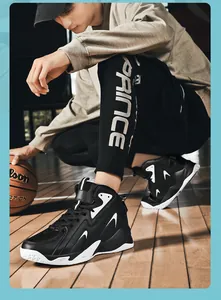 Detailansicht schwarzer Basketballschuhe im High-Top-Design auf einem Sportplatz.