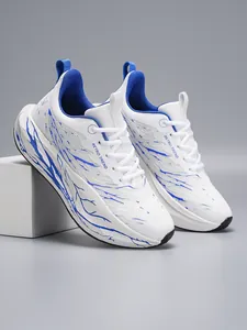 Zijdetail van witte heren hardloopschoenen met opvallende blauwe kunstpatronen