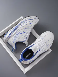 Bovenaanzicht van witte hardloopschoenen met blauwe patronen in een wit frame
