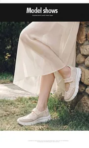 Mannequin en extérieur portant des chaussures de marche Mary Jane beiges pour l'été