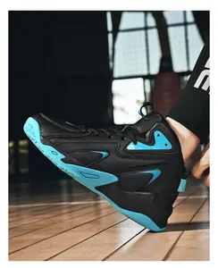 Detailaufnahme von hohen Herren-Leder-Basketballschuhen mit einer blauen Gummisohle