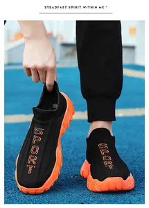 Atmungsaktive schwarze Flyknit-Socken-Sneaker mit leuchtend orangen Sohlen und Sport