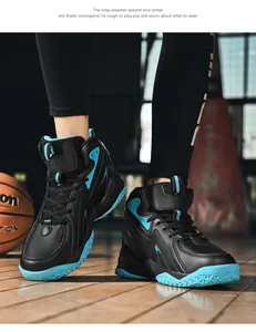Nahaufnahme von schwarz-zyanblauen High-Top-Leder-Basketballschuhen auf dem Platz.