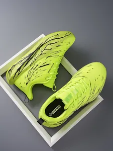 Detailopname van neongroene herenhardloopschoenen met opvallende zwarte takpatronen