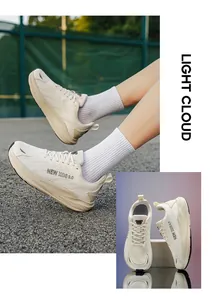 Detailansicht von cremefarbenen, atmungsaktiven Mesh-Laufschuhen für Damen und Herren.