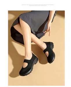 Λεπτομερής προβολή των ελαφριών μαύρων mesh Mary Jane sneakers για γυναίκες σε μοντέλο