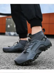 Vista dettagliata delle scarpe alte in mesh grigio traspirante da uomo per l'outdoor
