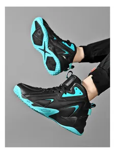 Detailansicht von schwarzen Basketballschuhen aus Leder mit cyanfarbenen Sohlen