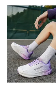 Detailansicht atmungsaktiver Mesh-Laufschuhe mit lila-weißem Farbverlauf